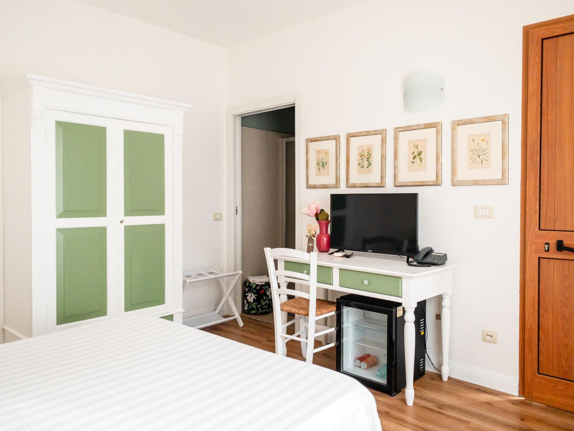 Hotel Donatella Posada  Bagian luar foto